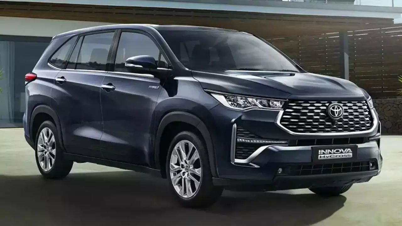 Toyota Halts Bookings for Top-Spec Innova Hycross Hybrid Variants Due to Extended Waiting Period